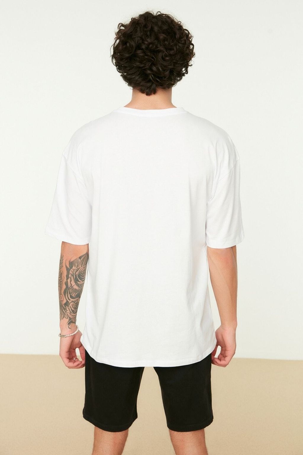 Siyah Oversize/Genis Kesim Geometrik Bask?l? %100 K?sa Kol T-Shirt TMNSS22TS0155