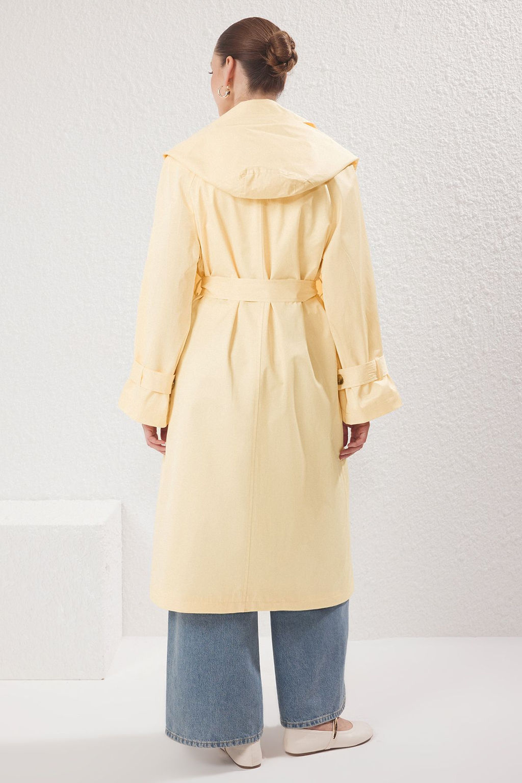 Trendyolmilla Ac?k Sar? Yakas? Sall? Kruvaze Oversize Uzun Trenckot TWOSS25TR00021  фото 5