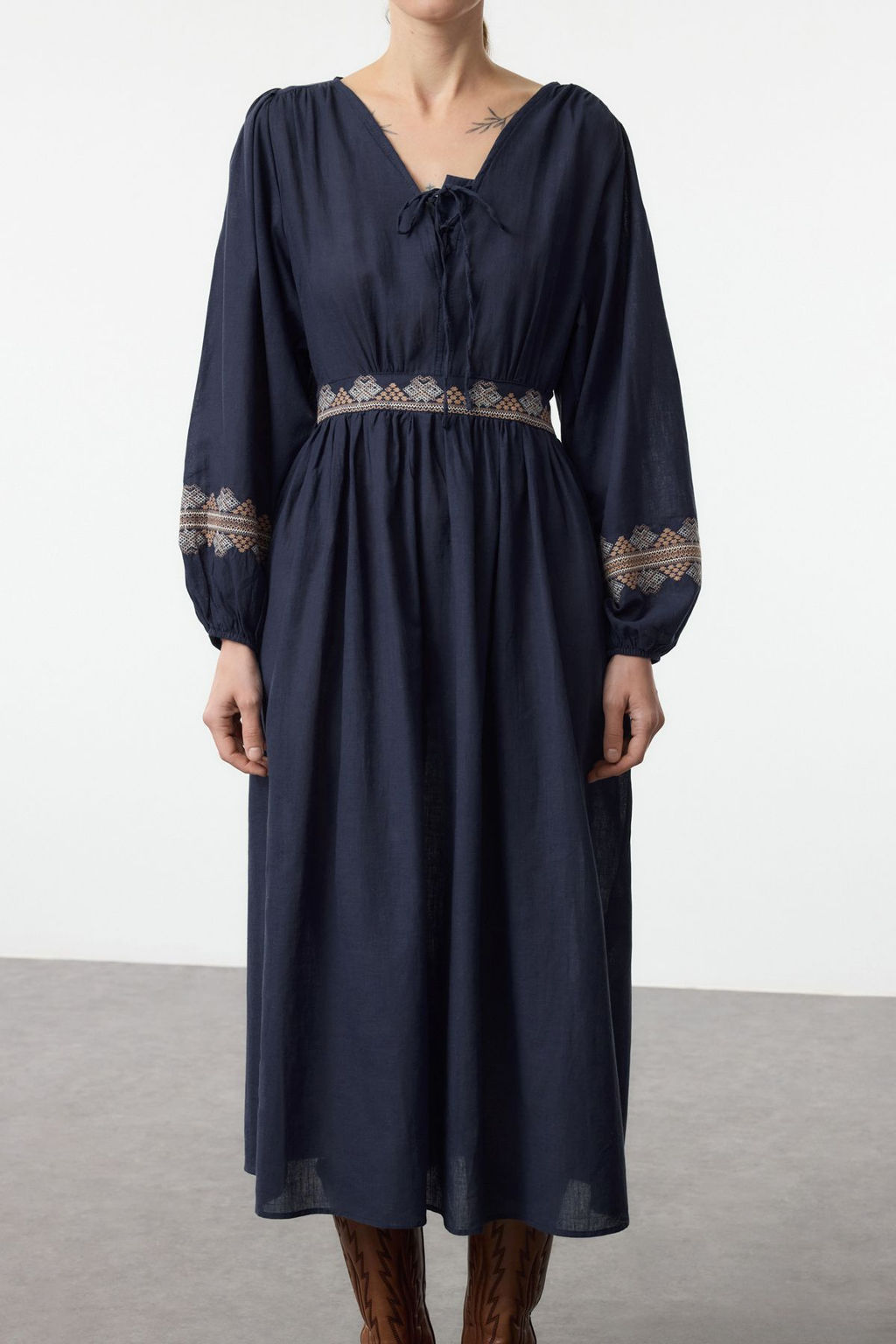 TRENDYOLMILLA Lacivert Belden Ac?lan Nak?sl? Midi Dokuma Elbise TWOAW25EL00493  фото 4