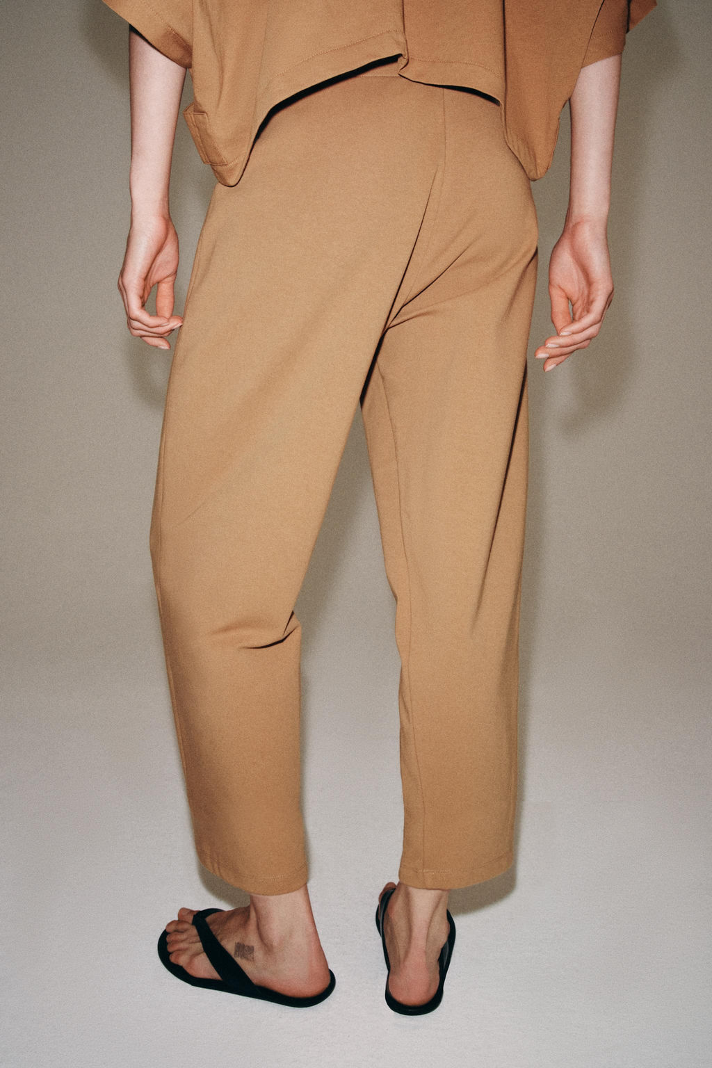 PANTAL?N CARROT INTERLOCK / Camel medio - Zara фото 3