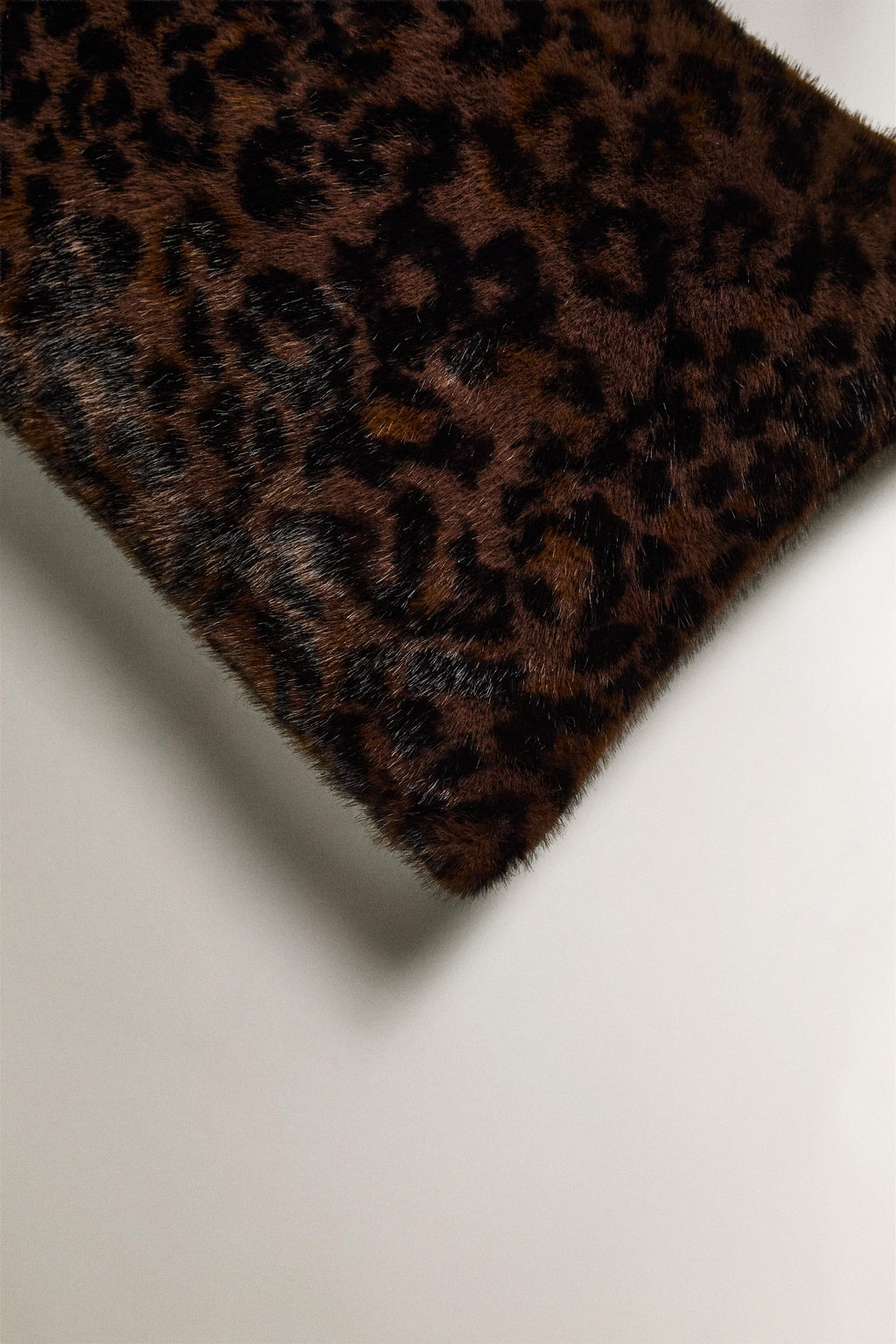 ANIMAL PRINT FAUX FUR CUSHION COVER - Zara фото 2