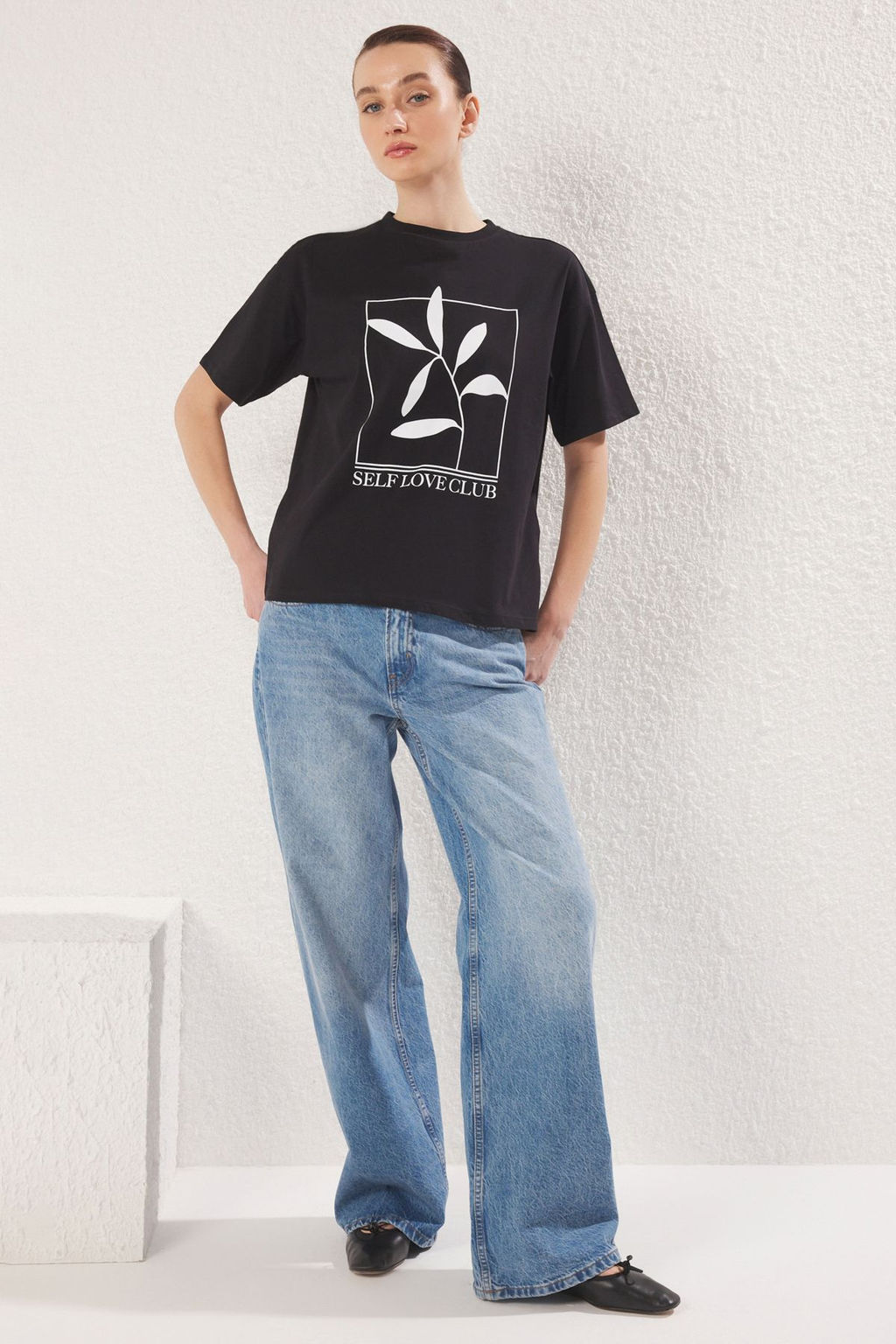 TRENDYOLMILLA Siyah %100 Pamuk Bask?l? Relaxed/Genis Rahat Kesim Bisiklet Yaka Orme T-Shirt TWOSS23TS00267 фото 2