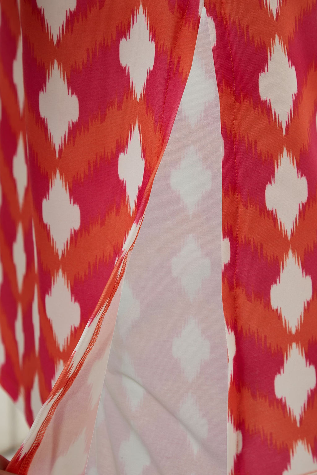 K?rm?z? Retro Desenli Cut Out Detayl? Vucuda Oturan Dik Yaka Orme Kalem Elbise TWOSS23EL02166