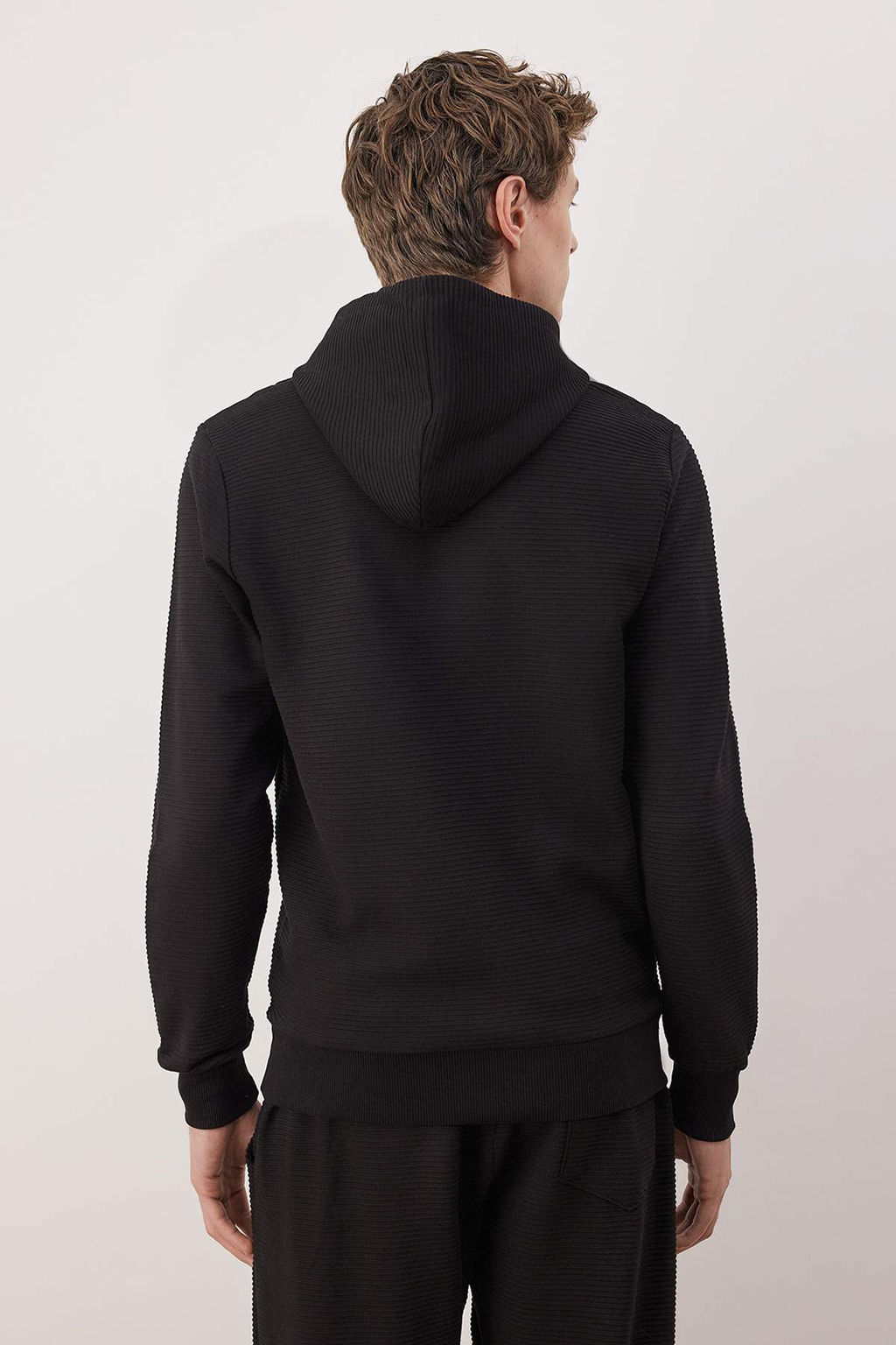 Siyah Regular/Normal Kesim Kapusonlu Dokulu Sweatshirt TMNAW26SW00068