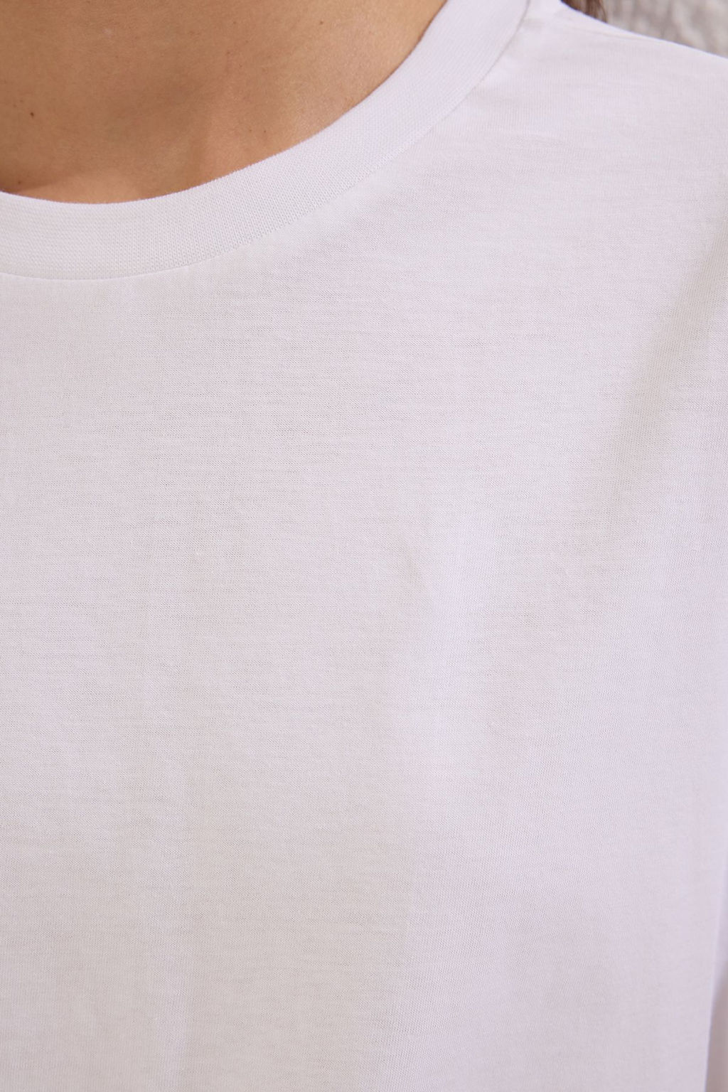 TRENDYOLMILLA Siyah-Beyaz 2li Paket %100 Pamuk Oversize/Genis Kal?p Bisiklet Yaka Orme T-Shirt TWOSS24TS00223  фото 6