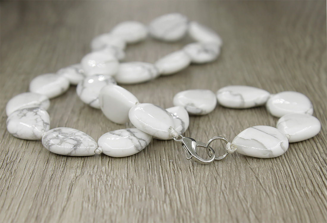 Кахолонг, плоские бусины капля 13х18мм, бусы длиной 46см