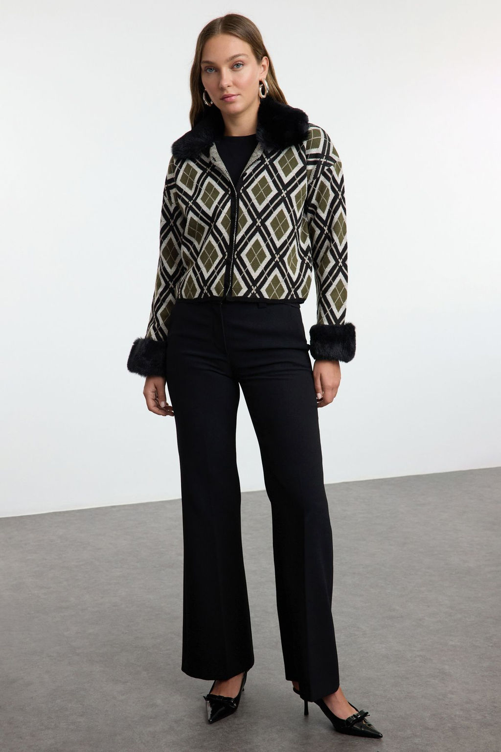 TRENDYOLMILLA Bej C?kart?labilir Suni Kurklu Simli Triko H?rka TWOAW24HI00043