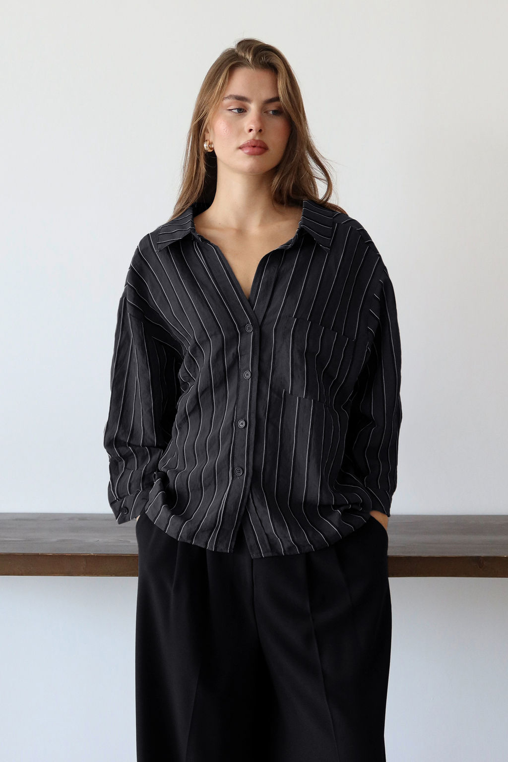 Siyah Cizgili Oversize/Genis Kal?p Dokulu Gomlek TWOAW26GO00083