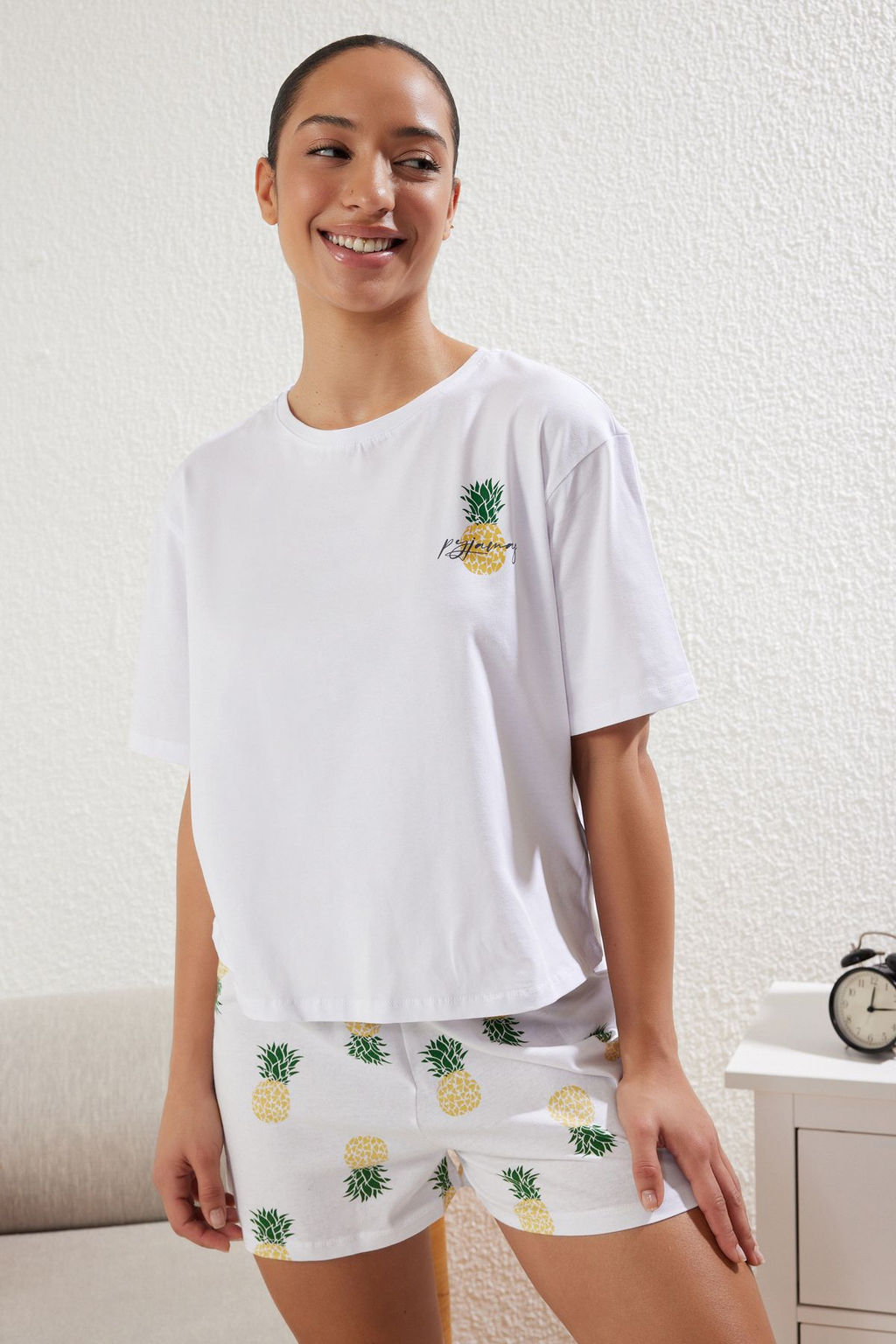 Trendyolmilla Beyaz %100 Pamuklu Ananas Desenli Sortlu Orme Pijama Tak?m? THMSS25PT00062