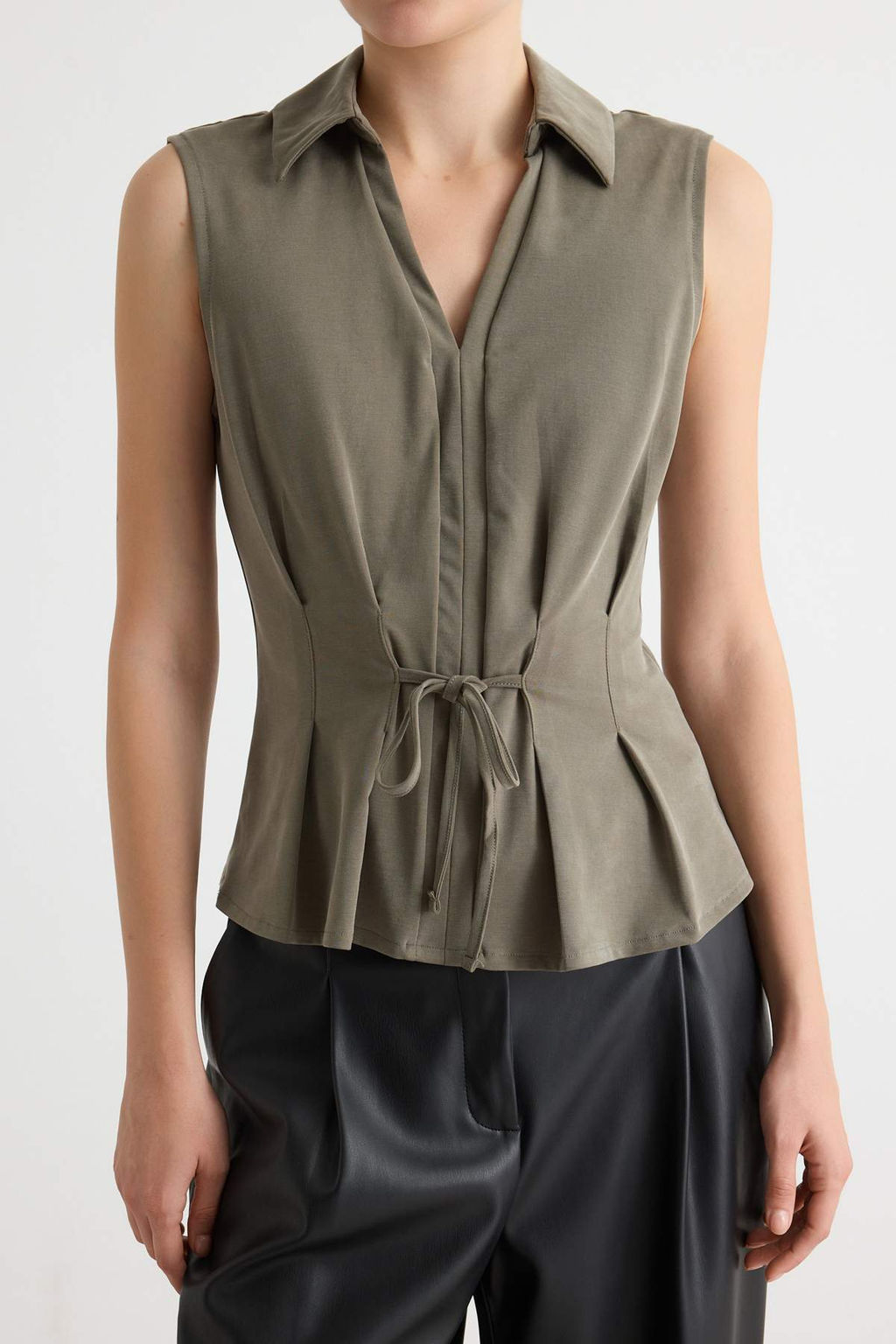 Haki D_z Peplum Polo Yaka Kolsuz Pili Detayl_ Modal Kuma_ _rme Bluz TWOAW27BZ00106