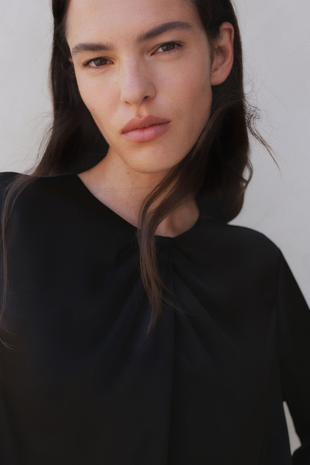 Blusa de saten con detalle plisado - H&m фото 2