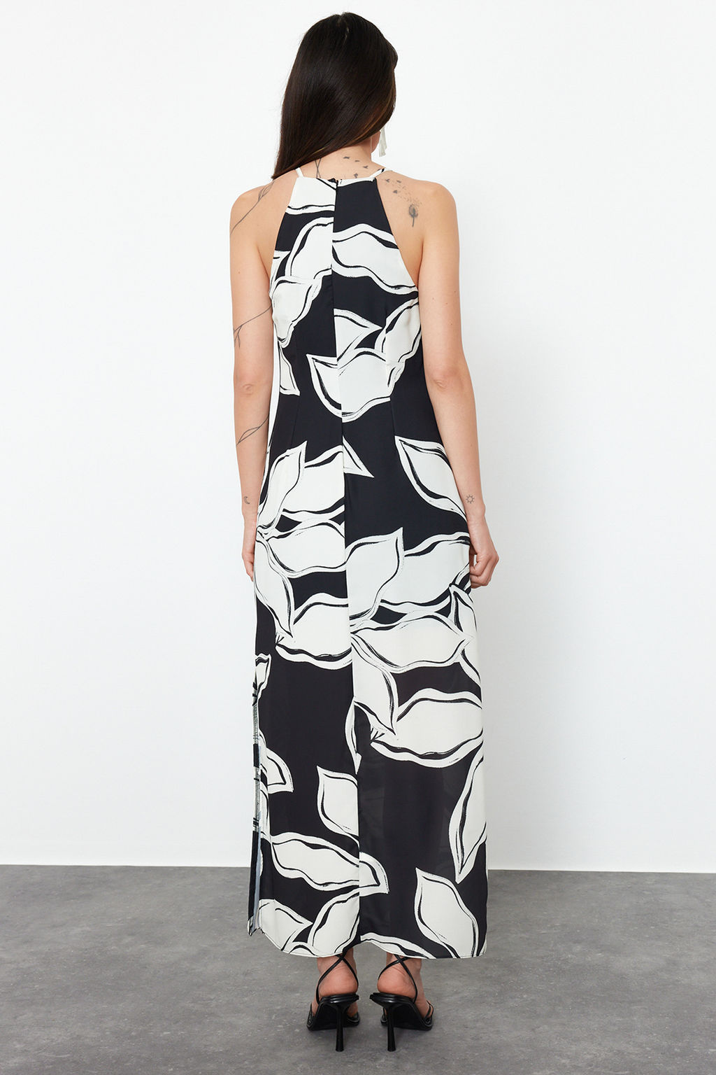 TRENDYOLMILLA Cok Renkli Batik Desenli Duz Kesim Kolsuz Maxi Astarl? Saten Dokuma Elbise TWOSS23EL02238 фото 14