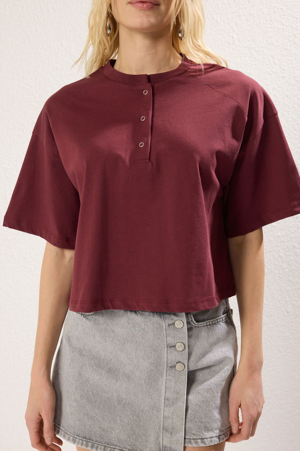 Bordo Kal?n Pamuklu Relaxed/Rahat Kal?p Crop Truvakar Kol C?tc?tl? Orme T-Shirt TWOSS25TS00021