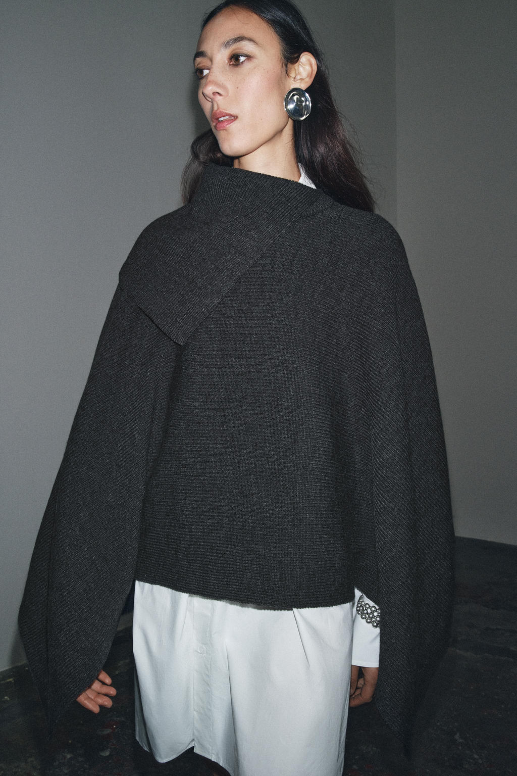 ASYMMETRIC NECK WOOL CAPE - Zara фото 5