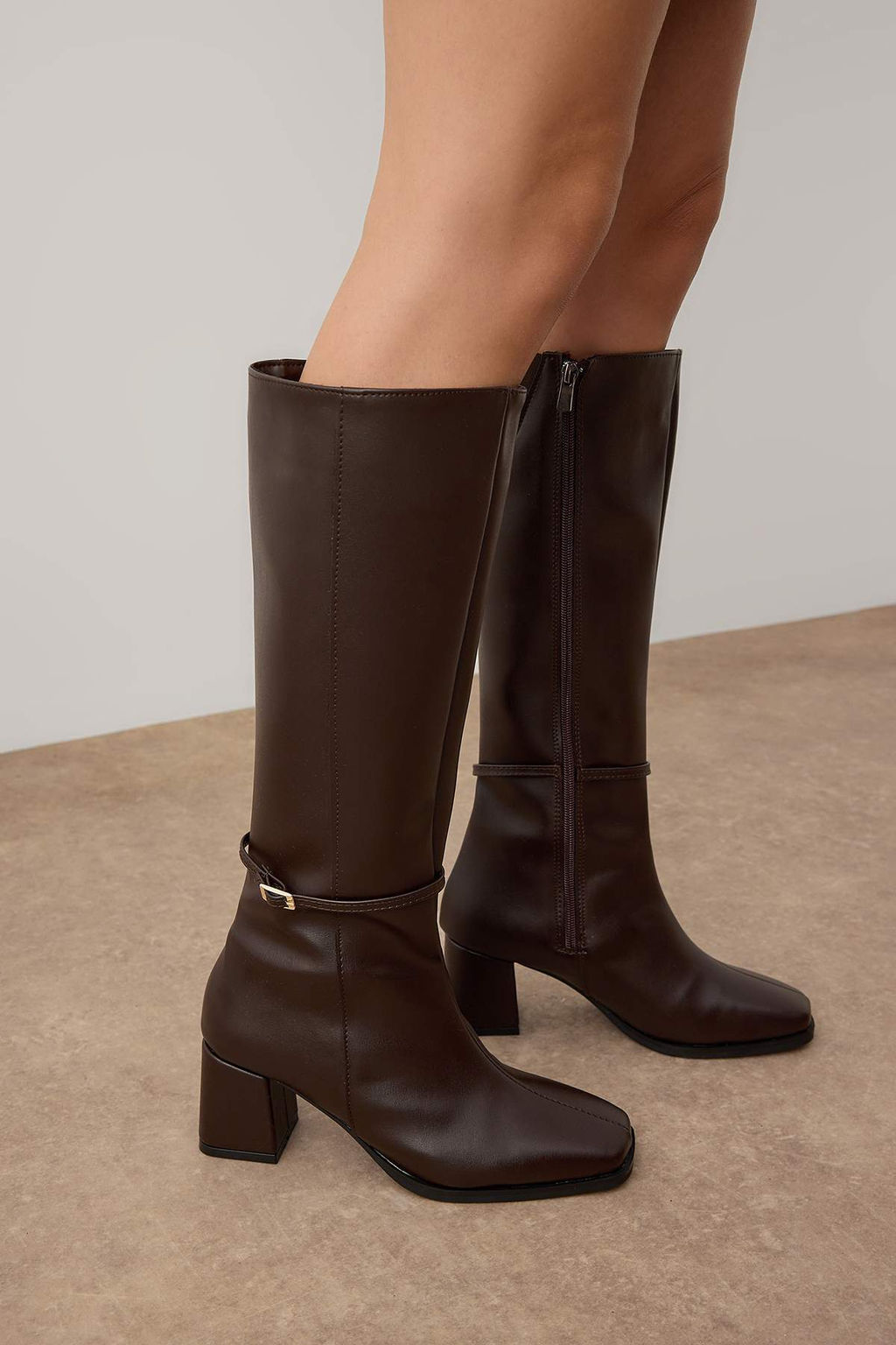 Kahverengi Bant Detayl? Kare Burun Blok Topuklu Kad?n Cizme
TAKAW26CZ00007 - Trendyolmilla фото 2