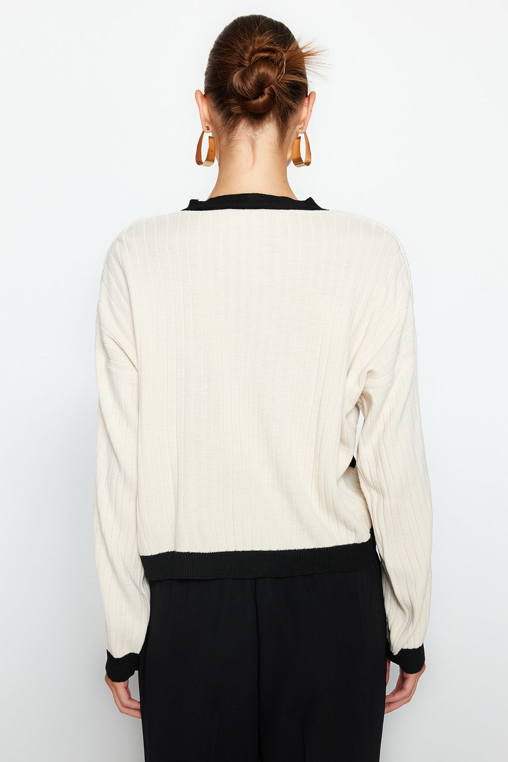 TRENDYOLMILLA Tas Renk Bloklu V Yaka Triko H?rka TWOAW24HI00161  фото 5