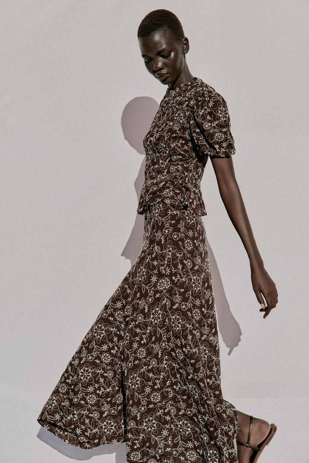 FALDA MIDI BORDADOS / Marr?n / Crudo - Zara фото 3