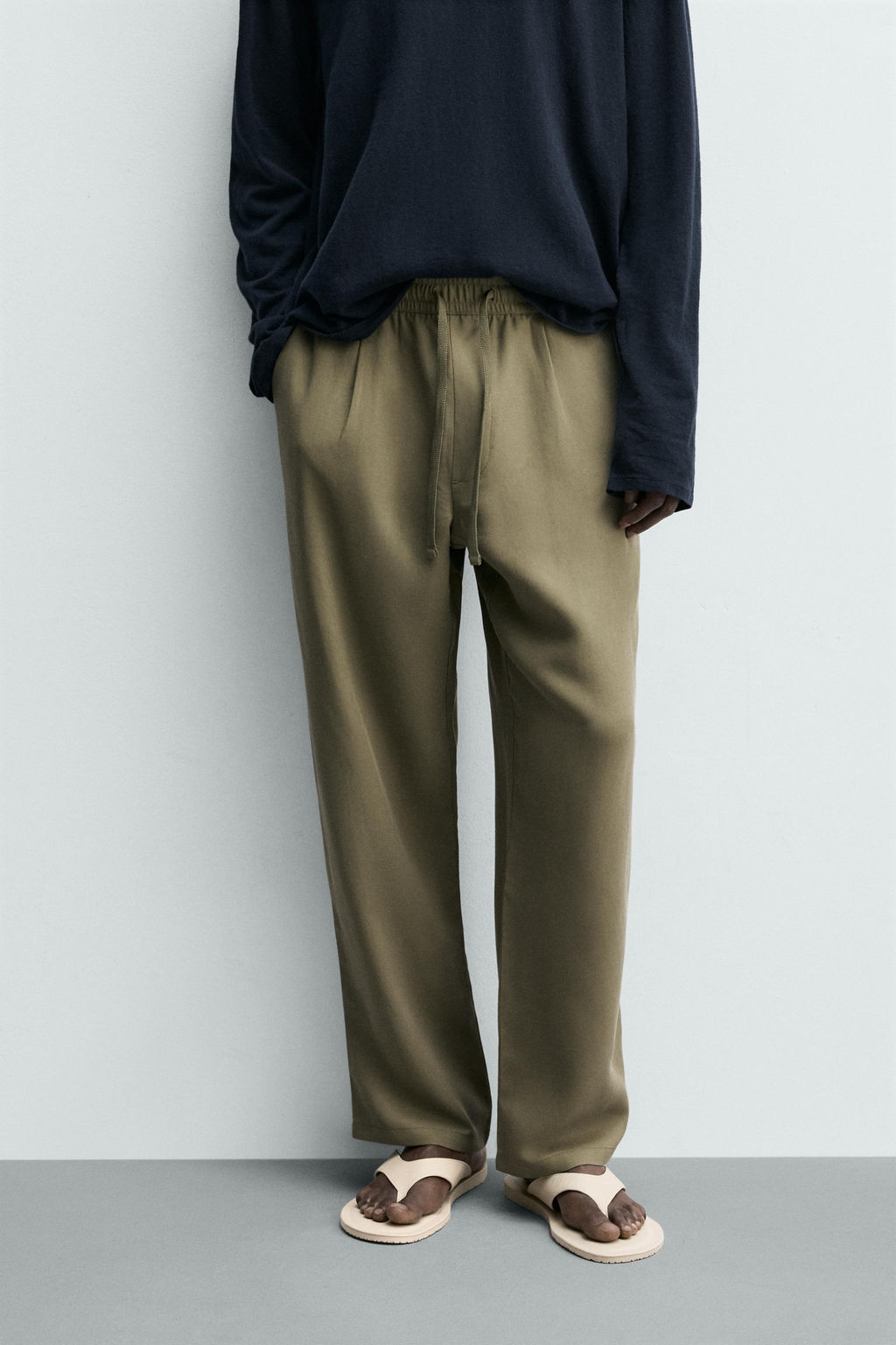 PANTAL?N FLUIDO RELAXED FIT / Oliva
