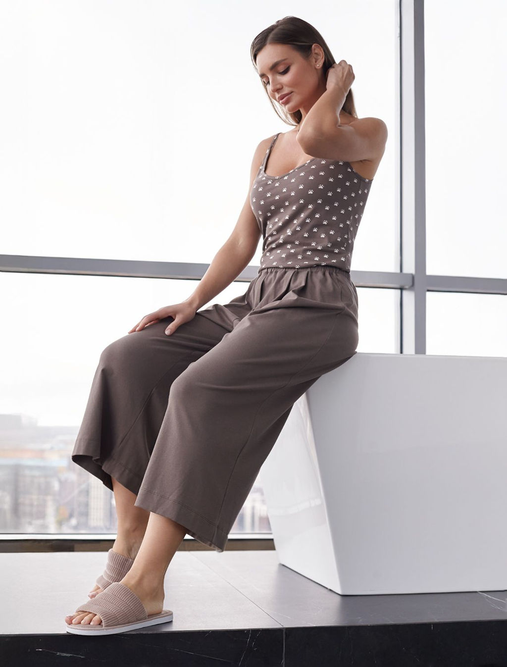 Брюки Vilatte кюлоты укороченные широкие на резинке из хлопка кофейные фото 5