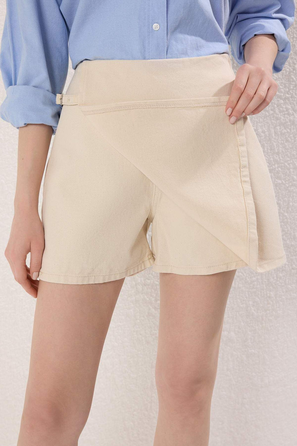 Trendyolmilla Ekru Aksesuar Detayl? Yuksek Bel Denim Sort Etek TWOSS25SR00200  фото 4