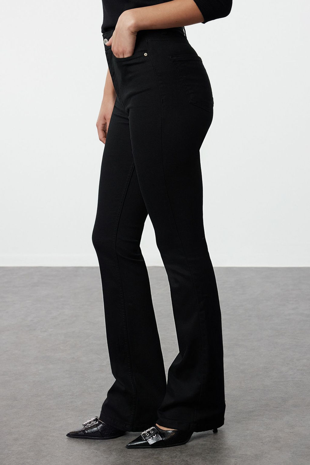 TRENDYOLMILLA Solmayan Siyah Yuksek Bel Flare Jeans TWOAW23JE00250  фото 4