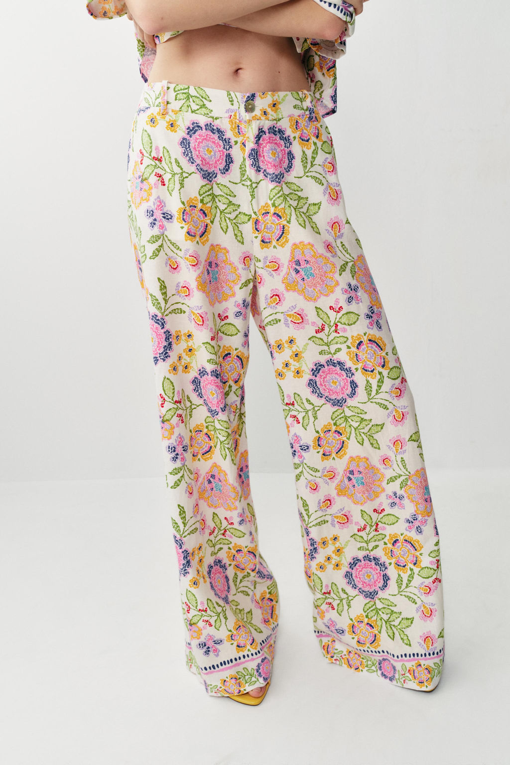 PANTAL?N ESTAMPADO FLORAL CON LINO / Multicolor - Zara фото 2