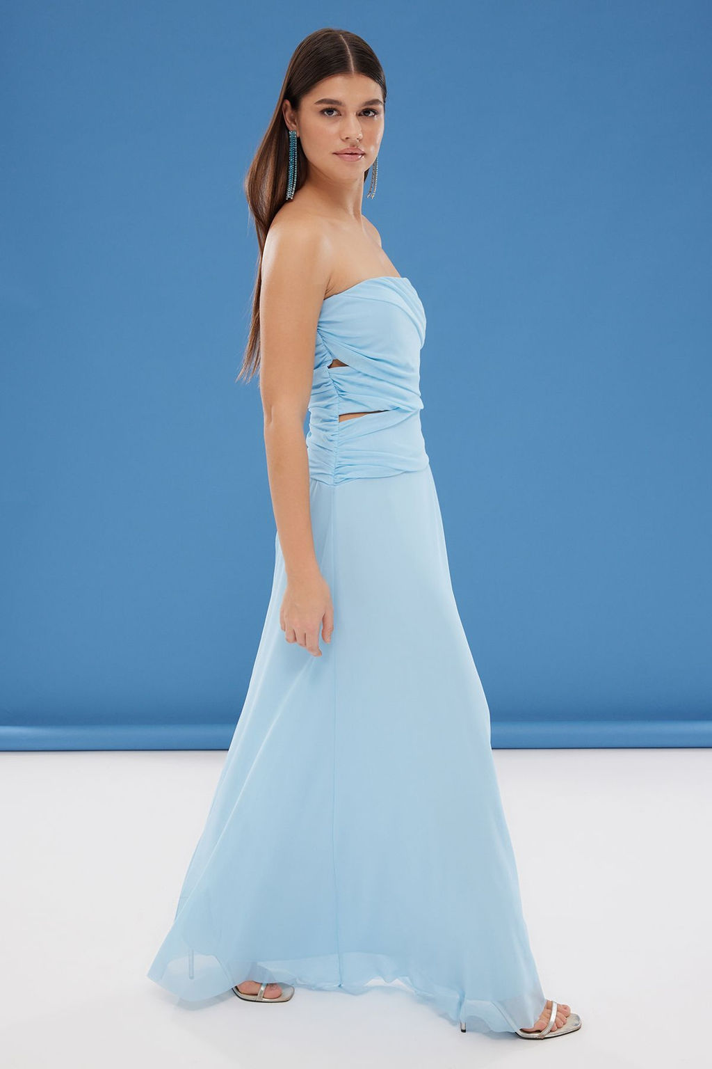 TRENDYOLMILLA Buz Mavisi A-Kesim Cut Out/Pencere Detayl? Tul Orme Uzun Abiye Elbise TPRSS25AE00026