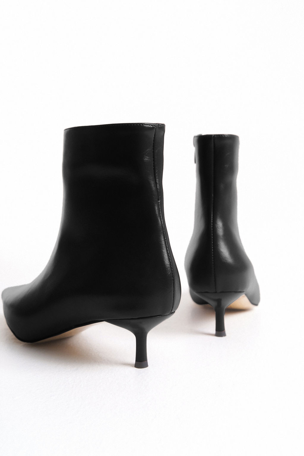 Siyah Sivri Burun Bilekte Kitten Ince Topuklu Kad?n Bot TAKAW26BO00045