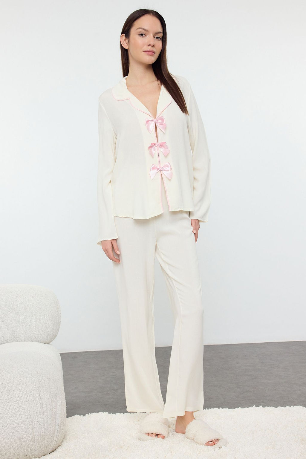 Trendyolmilla Ekru Kurdele/Fiyonk ve Biye Detayl? Viskon Dokuma Pijama Tak?m? THMAW25PT00032 фото 3