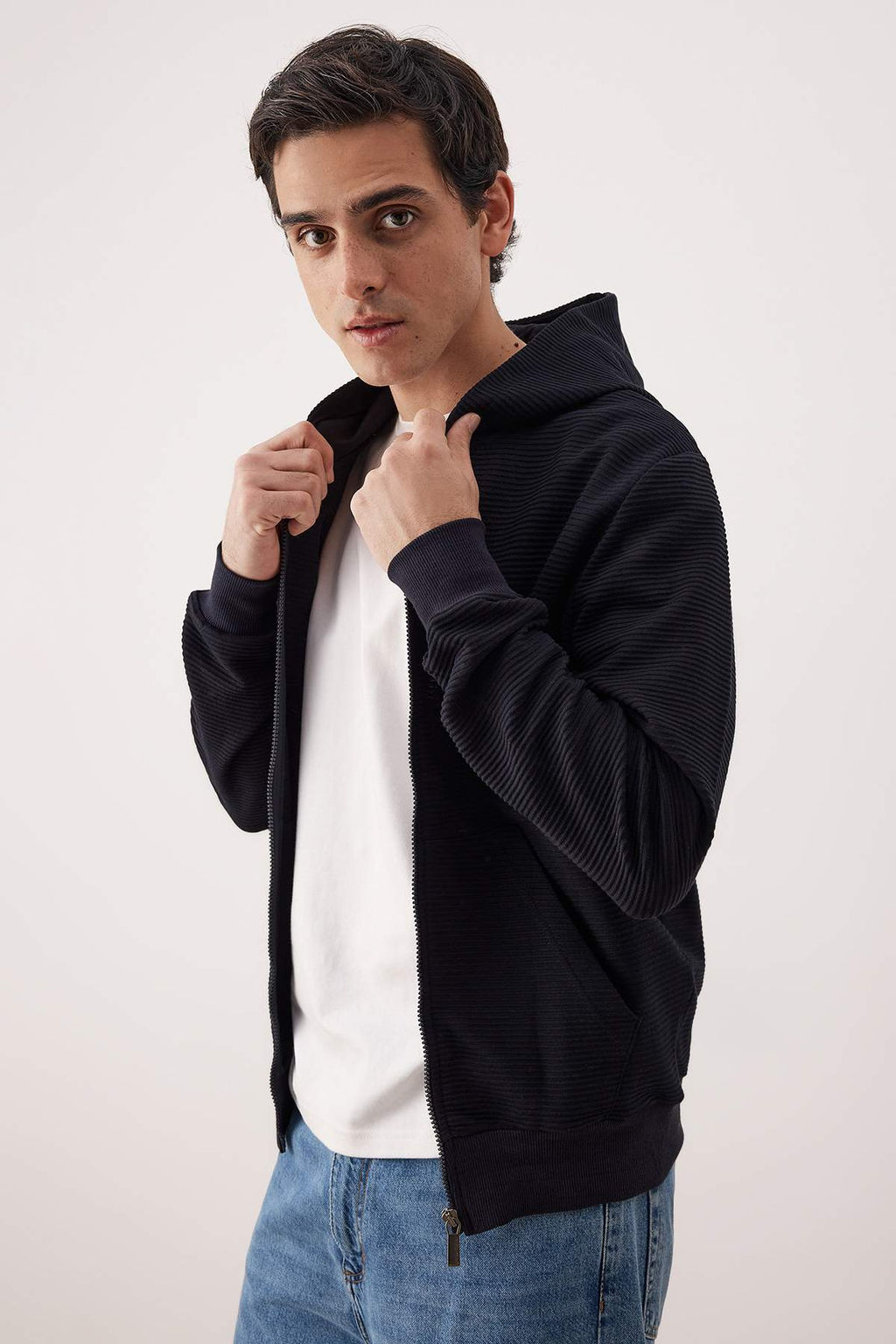 Siyah Regular/Normal Kesim Fermuarl? Kapusonlu Dokulu Sweatshirt TMNAW26SW00067 - Trendyolmilla фото 26