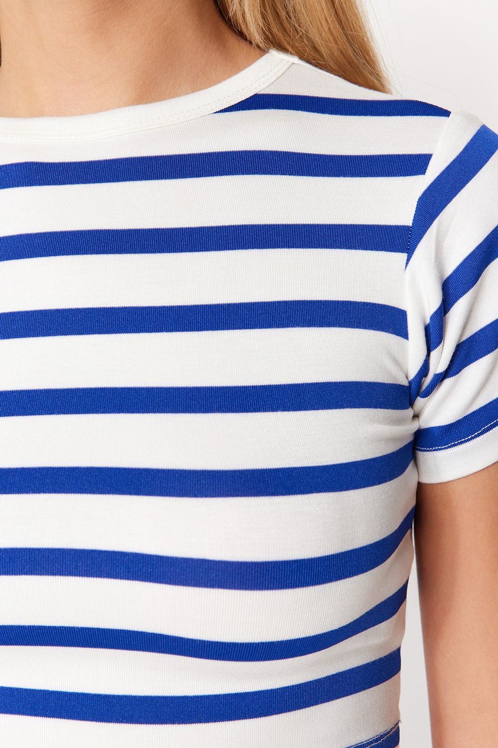 Premium Saks Ekru Cizgili Viskoz/Yumusak Kumas Crop Bisiklet Yaka Esnek Orme Bluz TWOSS23BZ00198