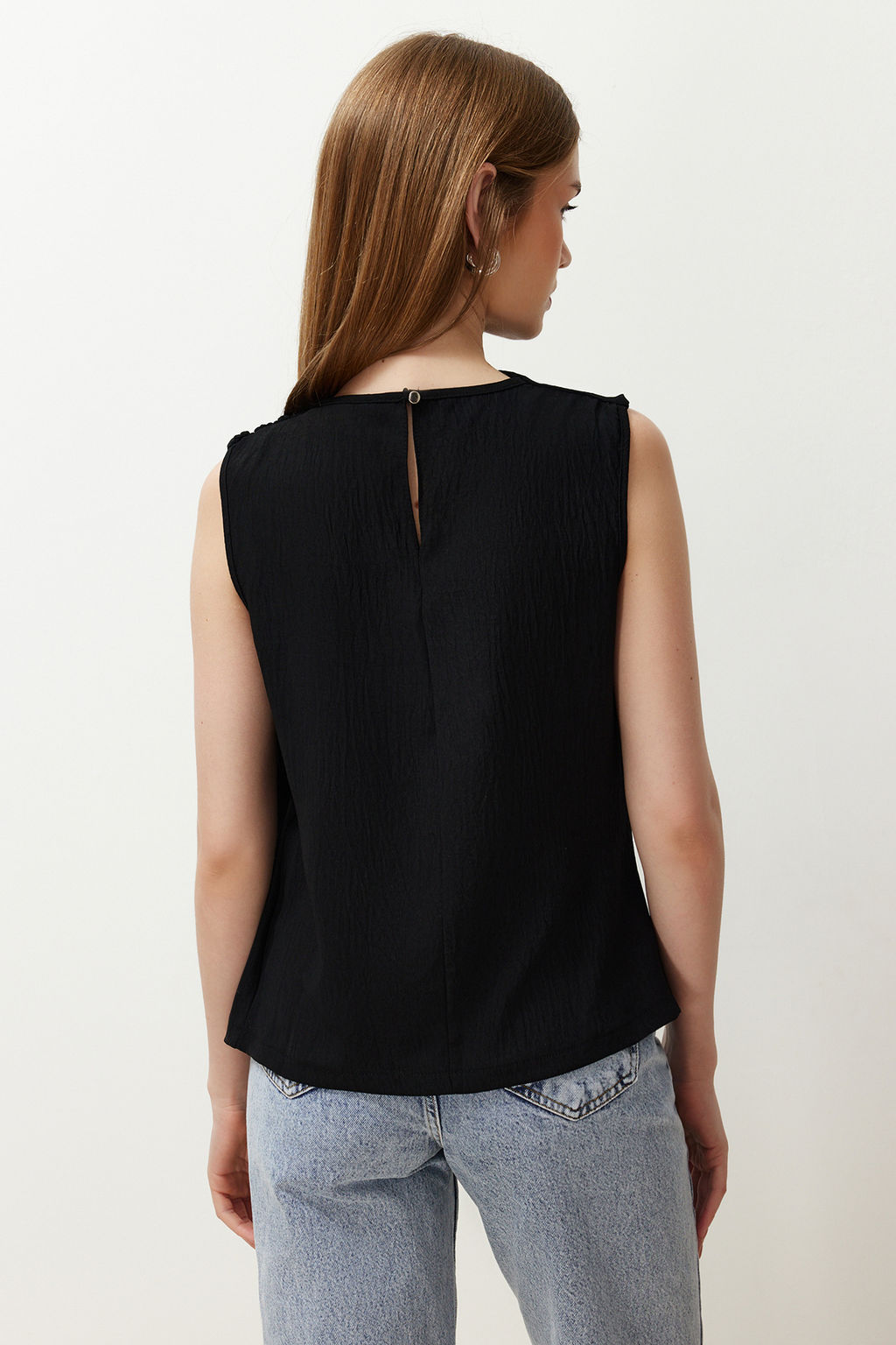 Trendyolmilla Ekru Buzgu Detayl? Bisiklet Yaka Kolsuz Dokuma Bluz TWOSS24BZ00343 фото 16