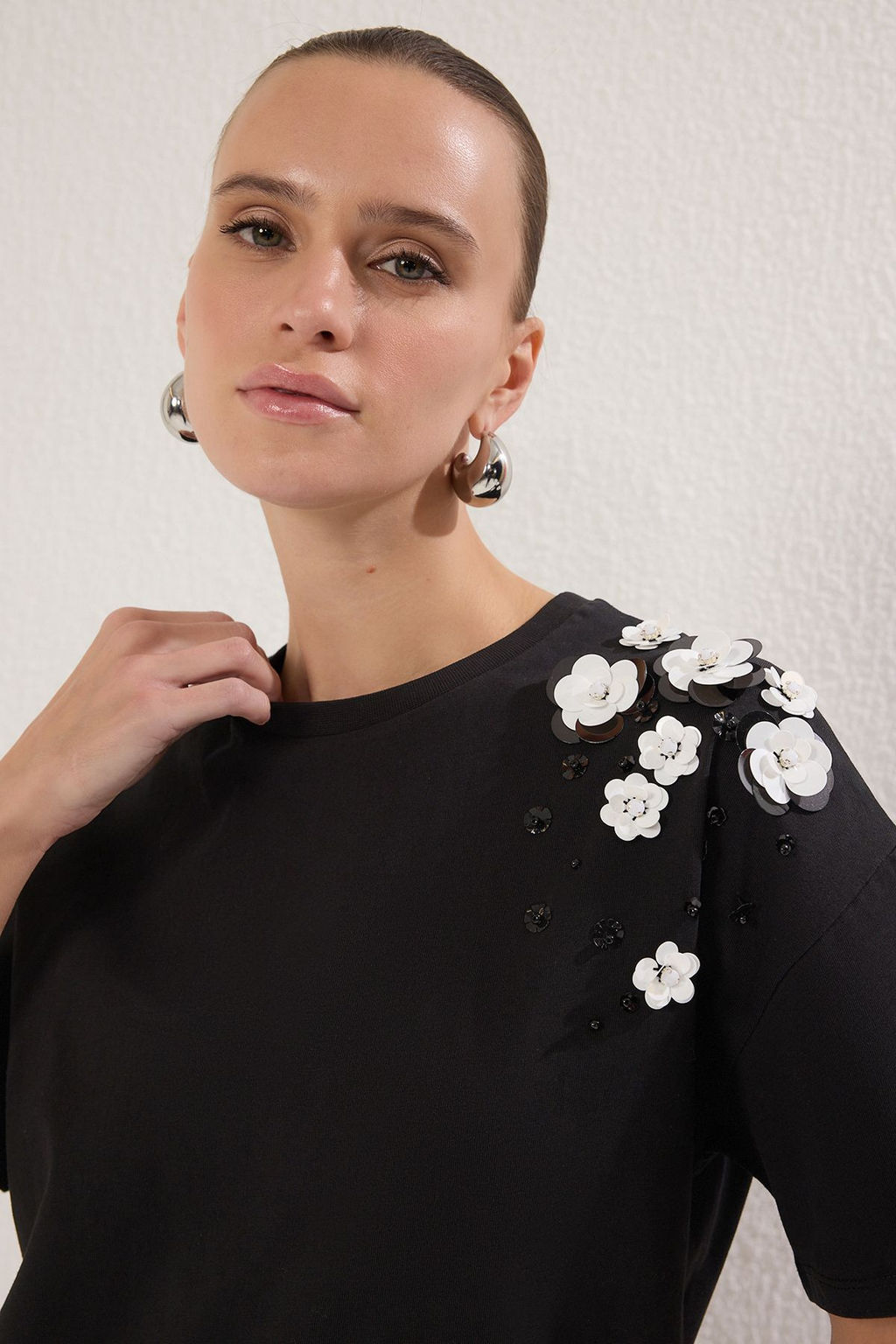 TRENDYOLMILLA Siyah Oversize/Genis Kal?p Aksesuar Detayl? Orme T-Shirt TWOSS25TS00030  фото 2