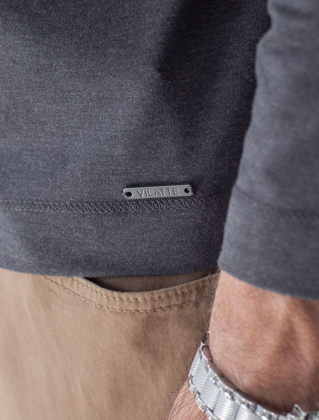 Тонкий лонгслив с круглым воротом на пуговицах из премиального хлопка с эластаном