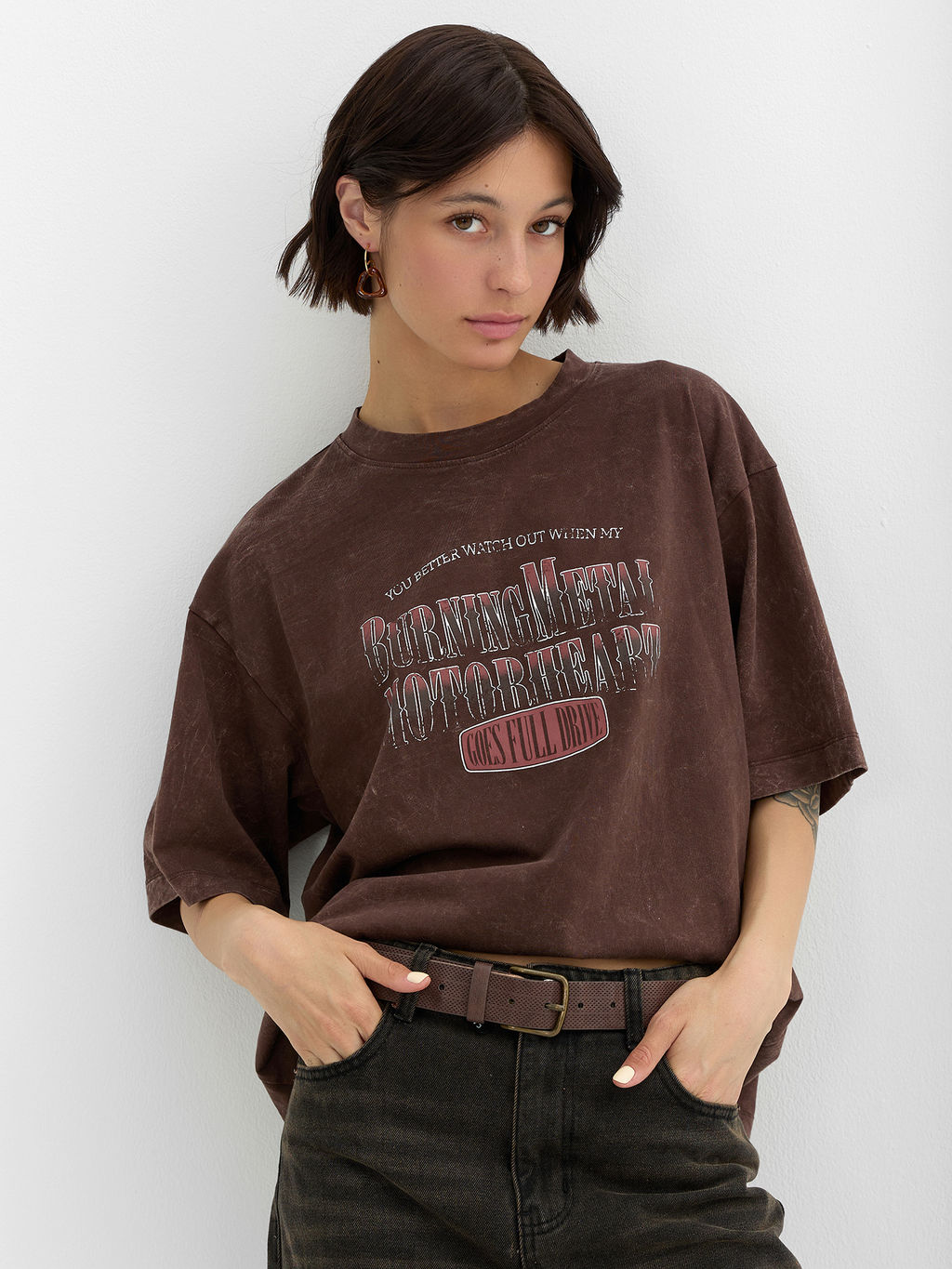 Футболка женская коричневая с надписью burning metal - Mark formelle фото 5