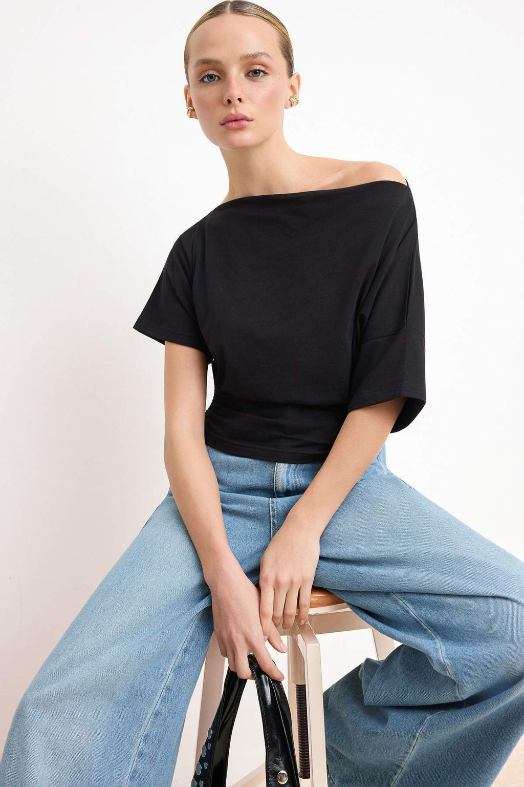 Siyah Fitted/Vucuda Oturan Asimetrik Yaka Buzgulu Crop/K?sa Pamuklu Esnek Orme Bluz TWOSS26BZ00337 - Trendyolmilla фото 2