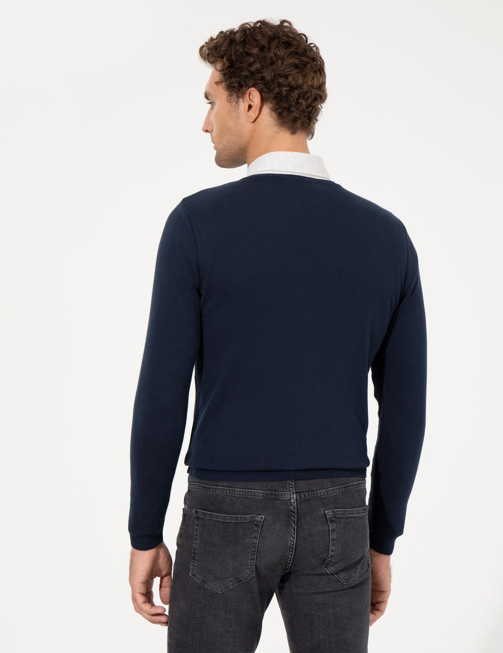 Базовый трикотажный свитер узкого кроя темно-синего цвета с v-образным вырезом - Cacharel фото 5