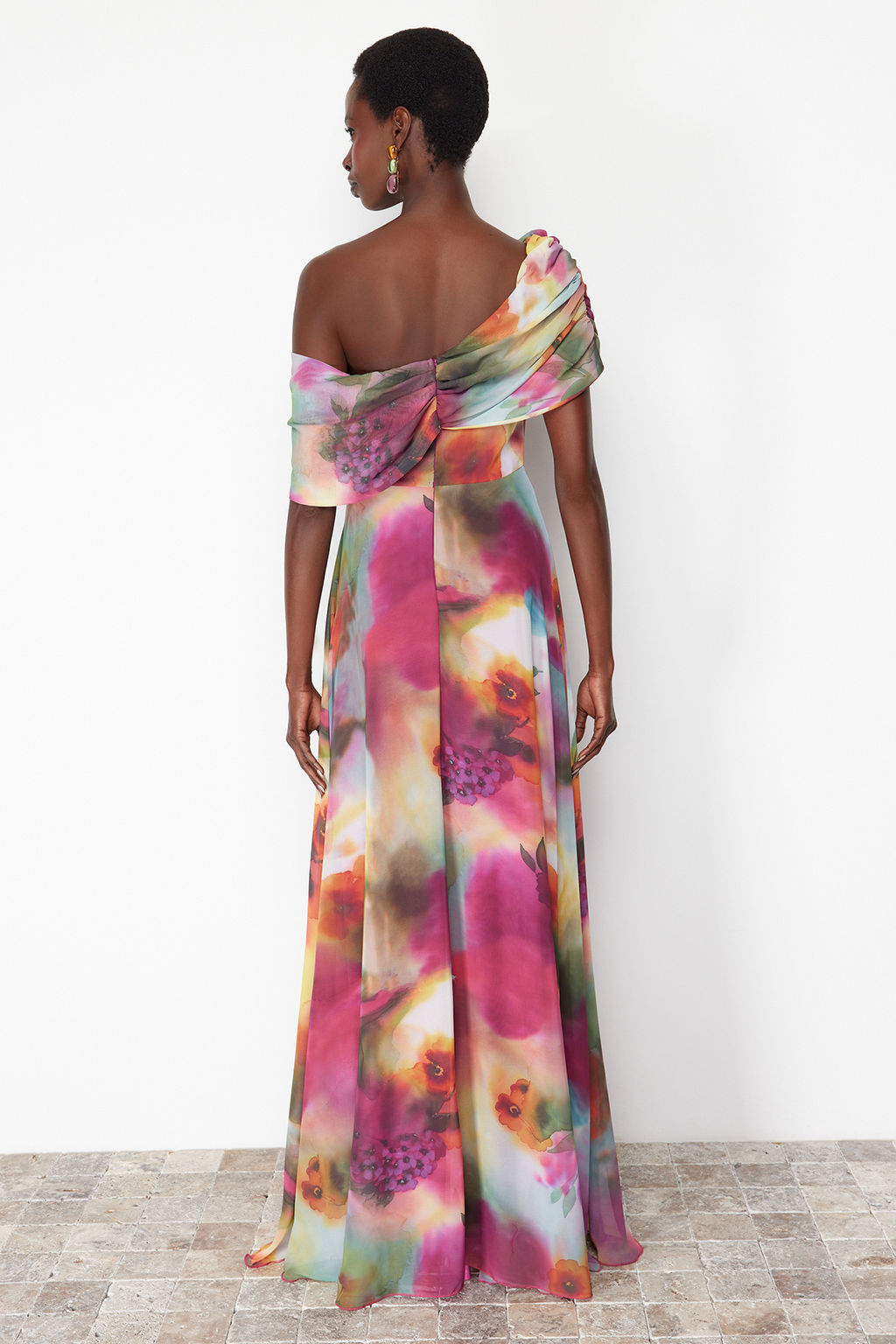 Cok Renkli A-Kesim Astarl? Asimetrik Yaka Sifon Dokuma Uzun Ucus Ucus Abiye Elbise TPRSS24AE00055 - Trendyolmilla фото 6