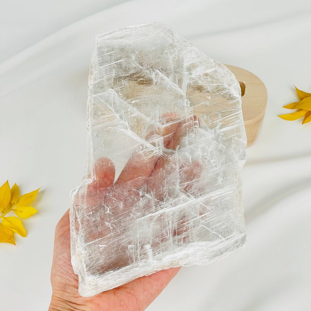 Срез Селенита на подставке - Радуга самоцветов фото 3