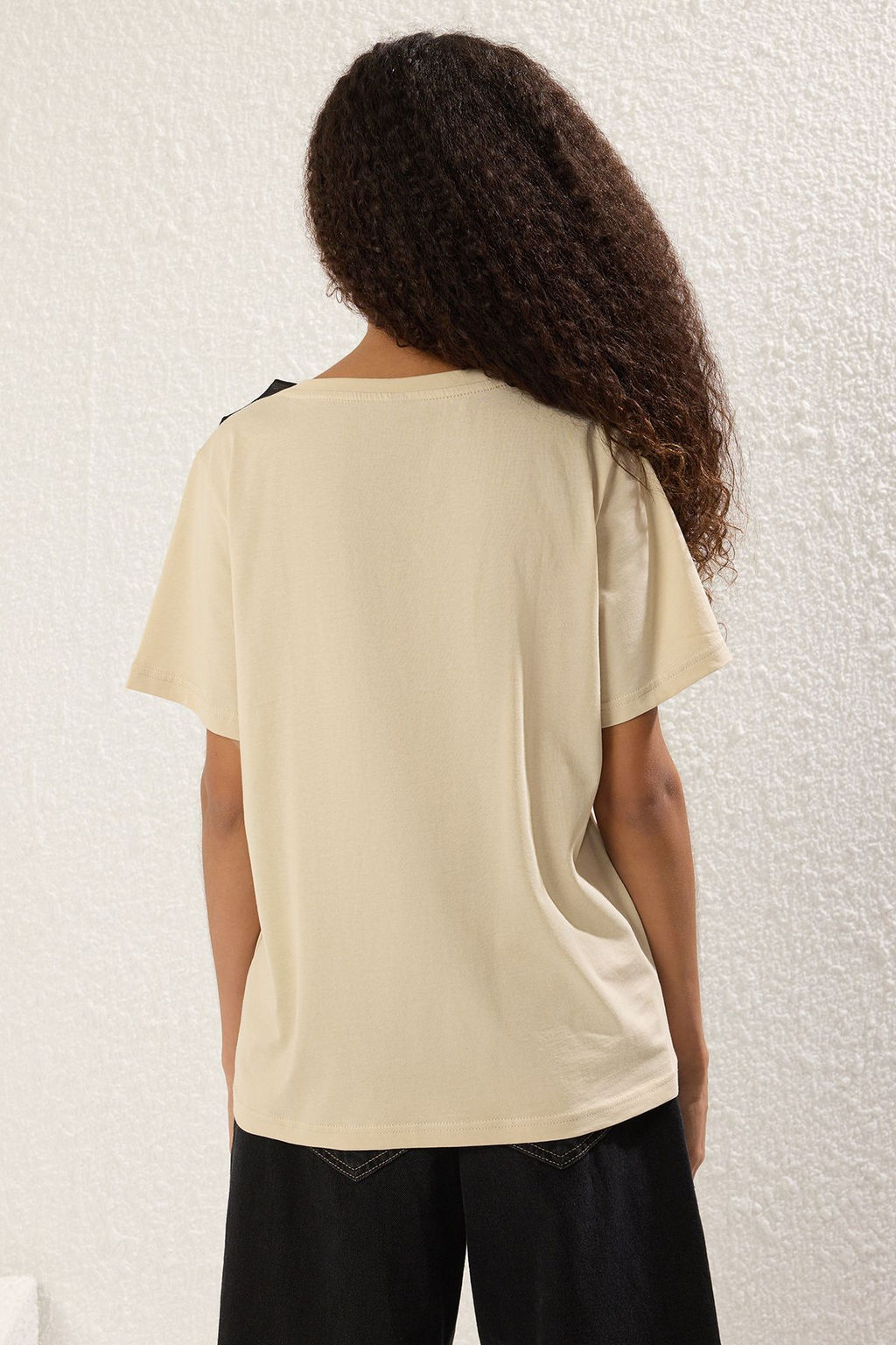 TRENDYOLMILLA Tas Fiyonk Aksesuar Detayl? Oversize/Genis Kal?p Orme T-Shirt TWOSS25TS00044 фото 4