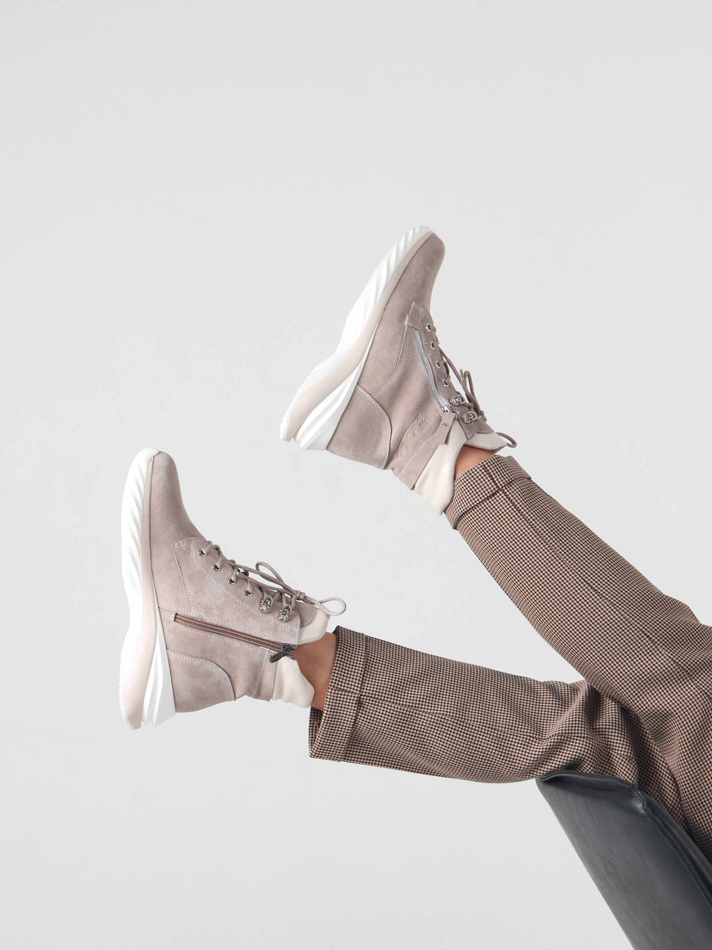 Ботинки 261.uno2w. каменный замша/Байка