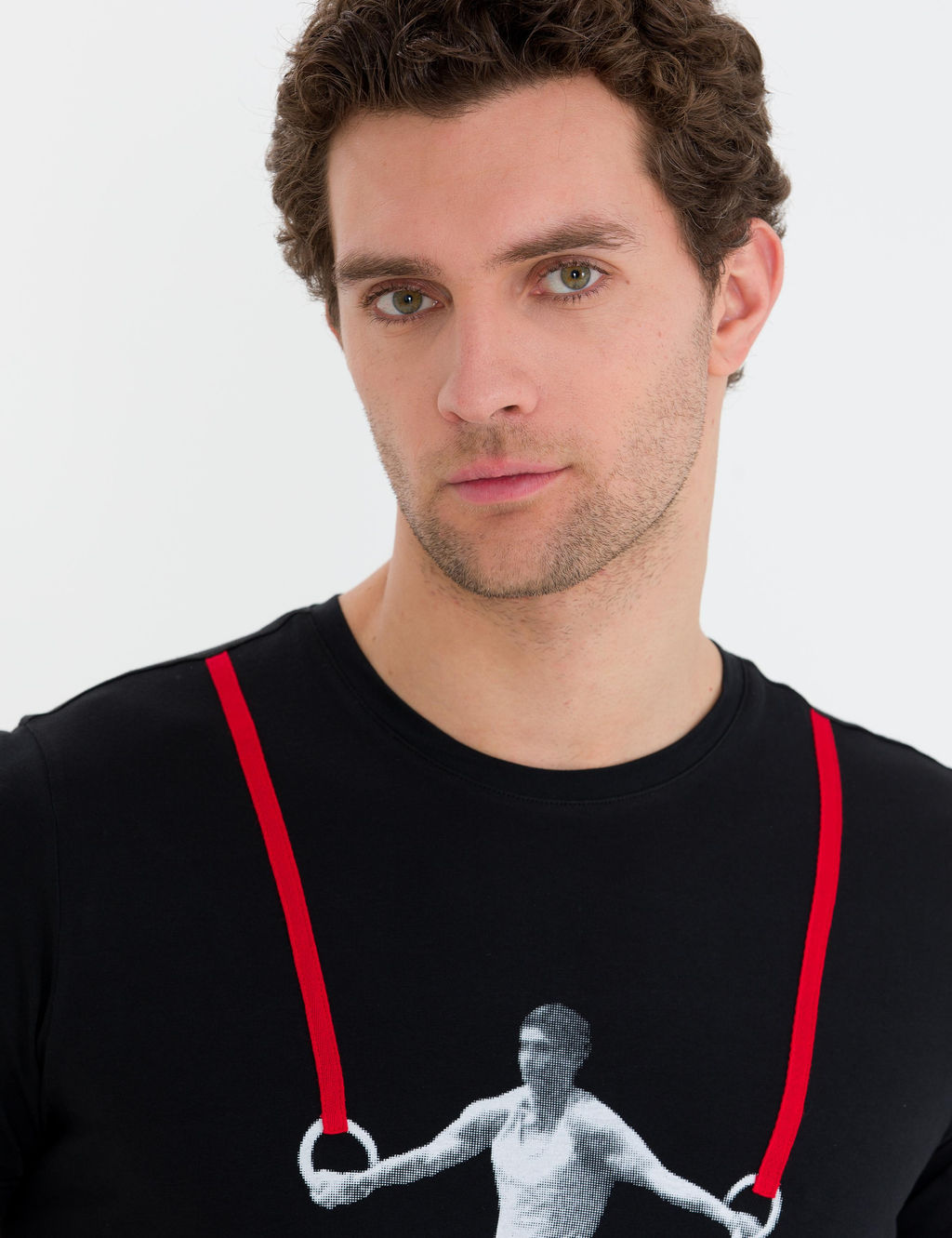 Черная футболка узкого кроя с круглым вырезом