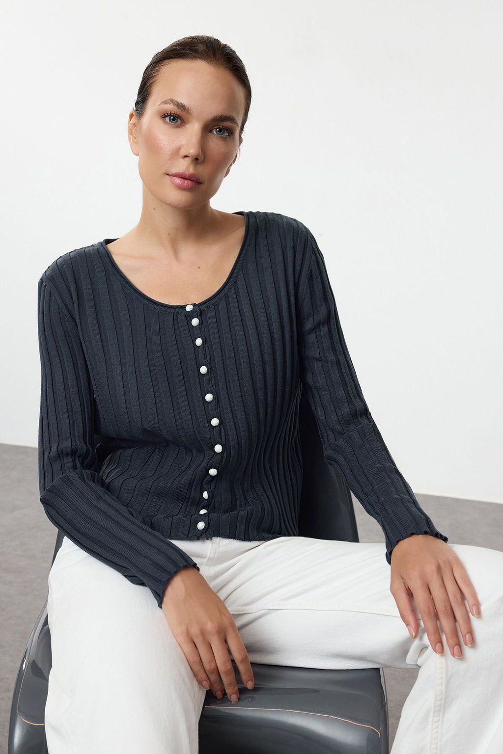 TRENDYOLMILLA Siyah Dugme Detayl? Triko H?rka TWOAW25HI00088