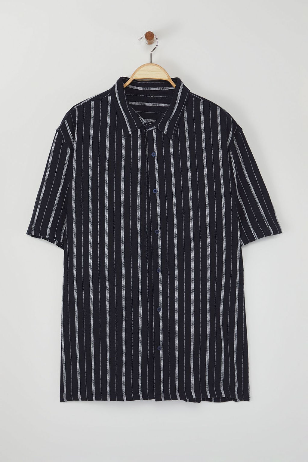 Lacivert Oversize Fit K?sa Kollu Cizgili Etamin Yazl?k Buyuk Beden Gomlek TMNSS25AX00003