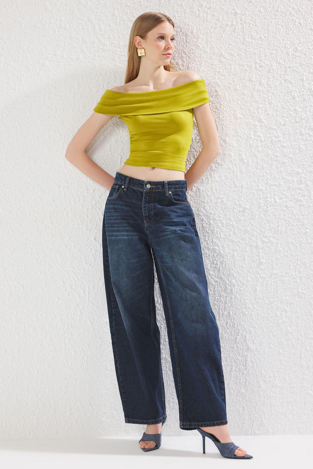 Trendyolmilla Siyah Carmen Yaka Fitted/Vucuda Oturan Orme Bluz TWOSS25BZ00126  фото 13