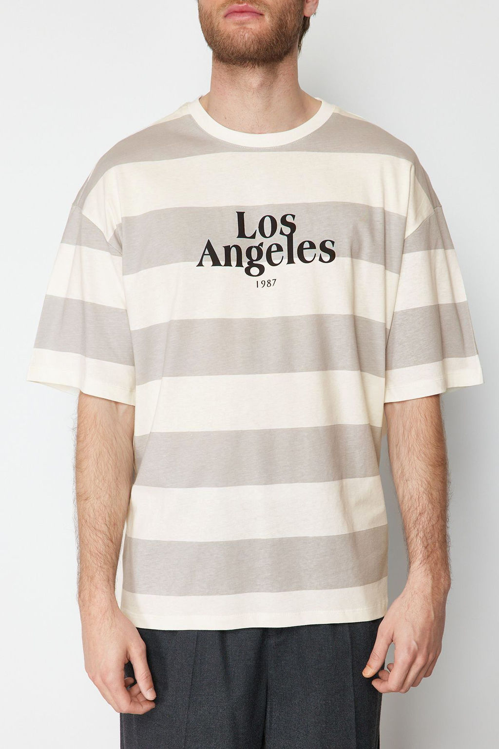 TRENDYOL MAN Buyuk Beden Gri Oversize Cizgili Sehir Bask?l? %100 Pamuklu T-Shirt TMNSS25BF00010 - Trendyolmilla фото 4