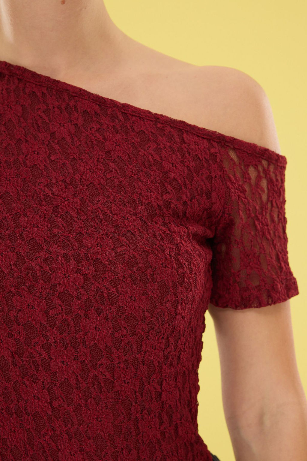 Trendyolmilla Bordo Dantel Fitted/Vucuda Oturan Astarl? Esnek Orme Bluz TWOSS25BZ00238