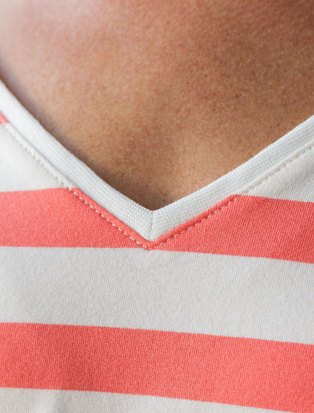 Футболка в полоску с V-вырезом и цельнокроеным рукавом из премиального хлопка