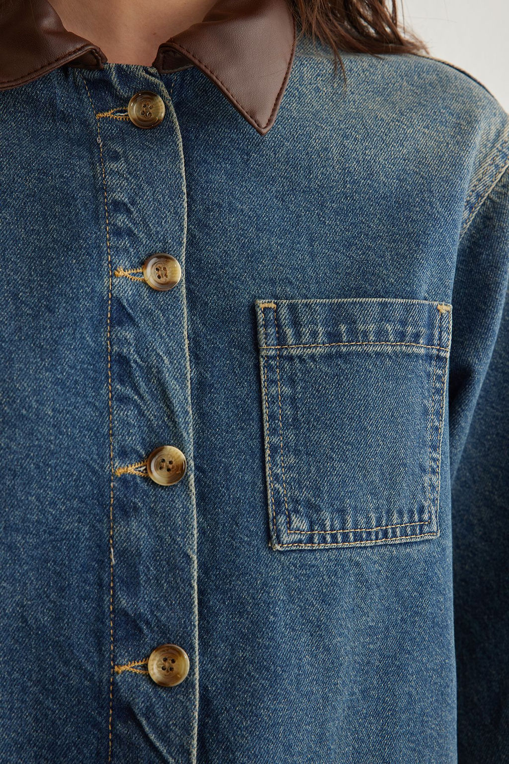 Koyu Mavi Etek Ucu Puskullu Kontrast Deri Yaka Vintage Crop Oversize Denim Ceket TWOSS25CE00026 - Trendyolmilla фото 4