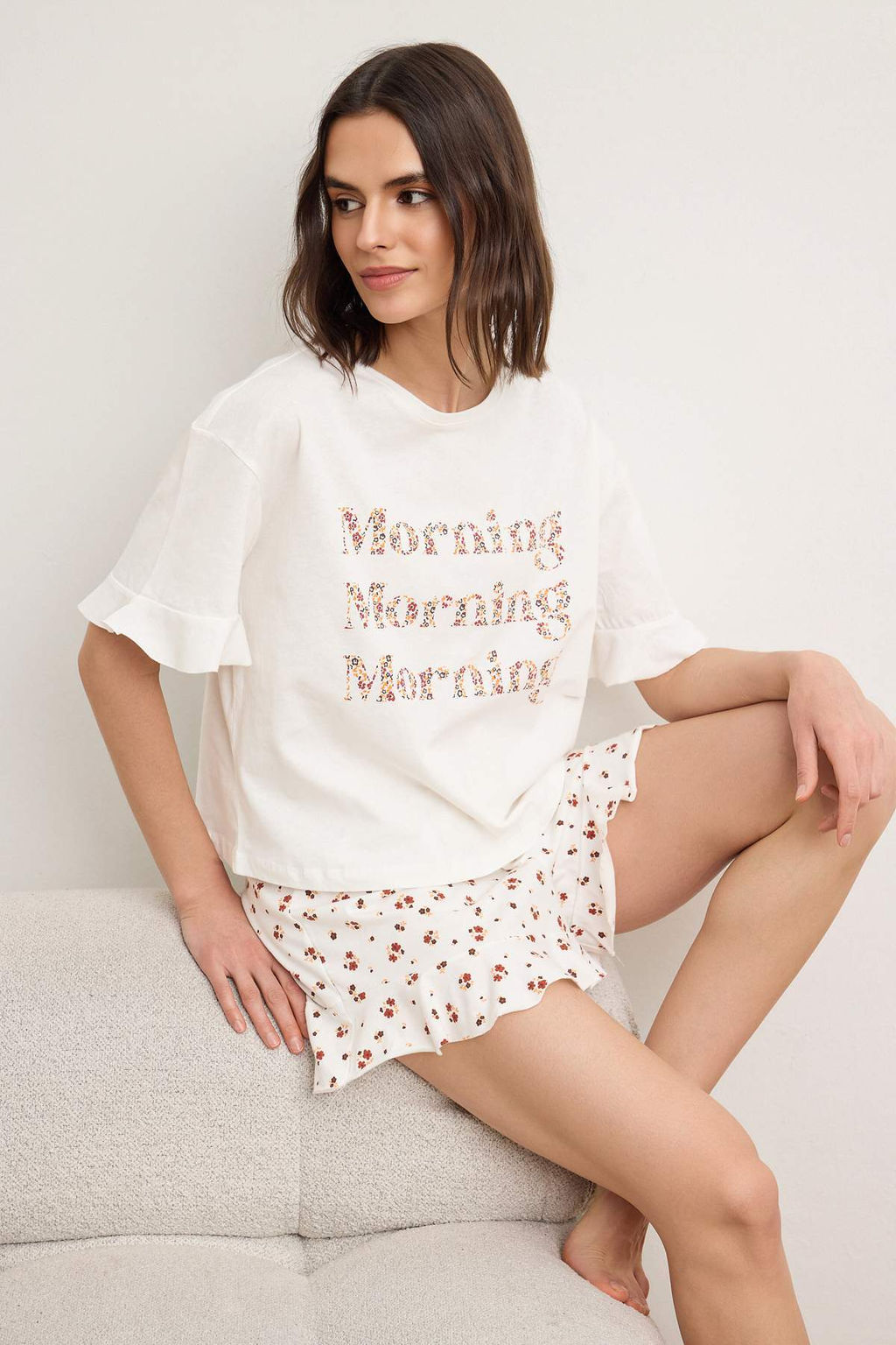Trendyolmilla Beyaz-Cok Renkli %100 Pamuklu Cicekli ve Sloganl? Volanl? Sortlu Orme Pijama Tak?m? THMSS25PT00204  фото 12